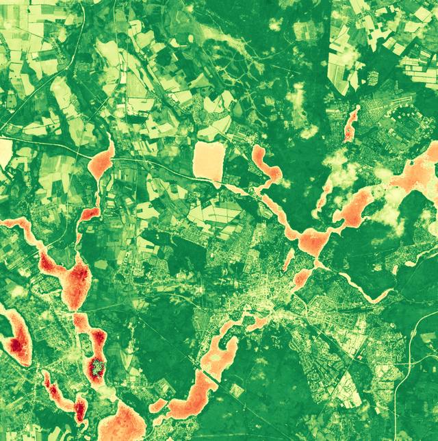 NDVI vegetation map of the same Potsdam scene: forest in dark green, fields in lighter green, water in red